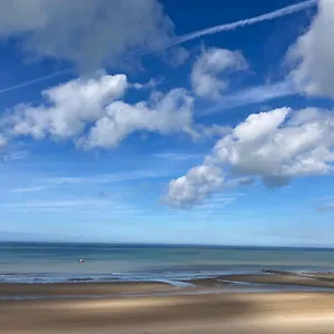 https://apt-happy-in-oostende-lovely-with-seaview-at-the-beach.hotelsghent.com