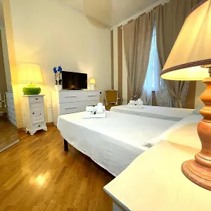 https://lovely-lucca-free-parking.it-tuscanyhotel.com